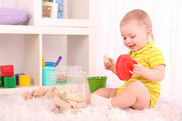 Söt liten pojke — Stockfoto