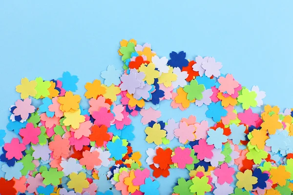 Confetti op blauwe achtergrond — Stockfoto