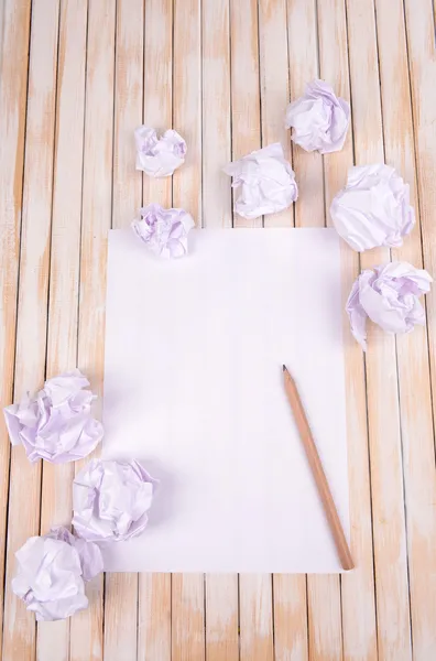 Folha de papel branco com papel amassado e lápis sobre mesa close-up — Fotografia de Stock