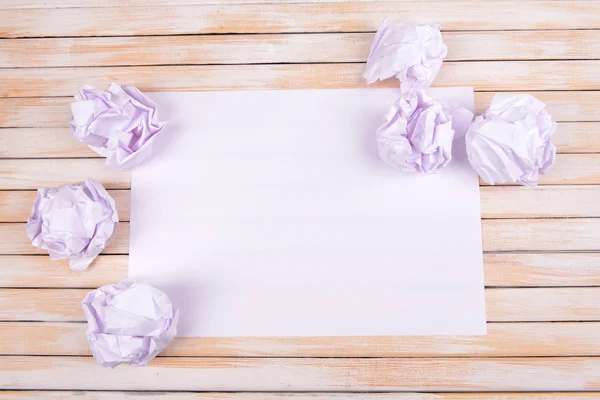 Hoja de papel blanco con papel arrugado y lápiz en primer plano de la mesa — Foto de Stock