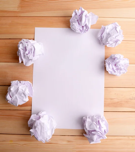 Hoja de papel blanco con papel arrugado y lápiz en primer plano de la mesa —  Fotos de Stock