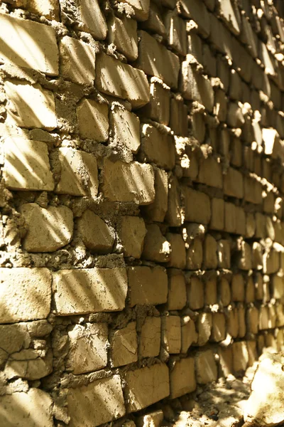 Vieux mur de briques avec lumière du soleil — Photo