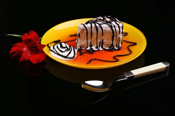 Sabroso pastel con crema, sobre fondo negro — Foto de Stock