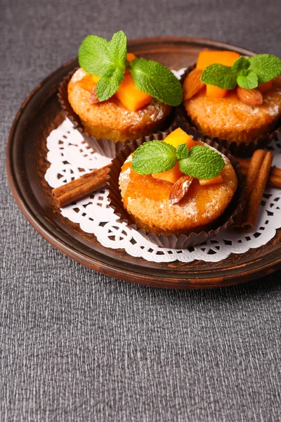 Muffins de abóbora saborosos em toalha de mesa cinza — Fotografia de Stock