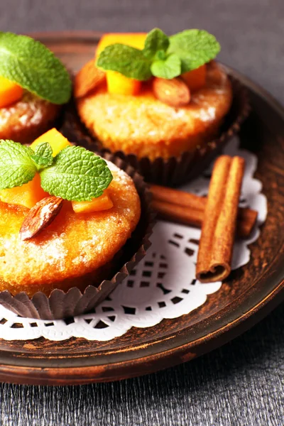 Muffins citrouille savoureux sur nappe grise — Photo
