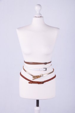 manken üzerinde gri arka plan yakın çekim üzerinde kayışlar