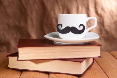 bardak kahverengi zemin üzerine masada bıyıklı