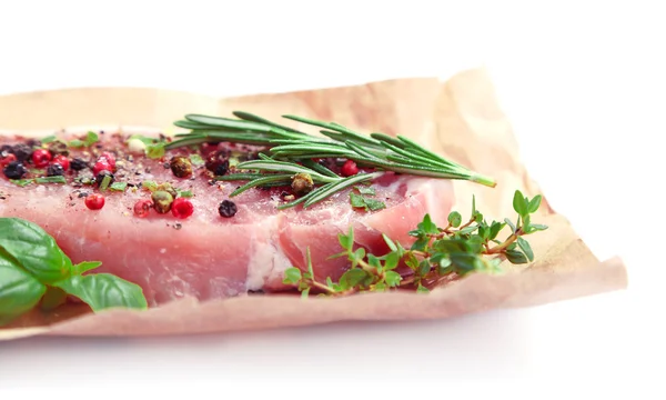 Syrové maso steak s bylinkami, kořením, izolovaných na bílém — Stock fotografie