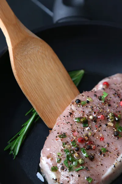 Raw meat steak with herbs and spices on pan, close-up — Stock Photo, Image