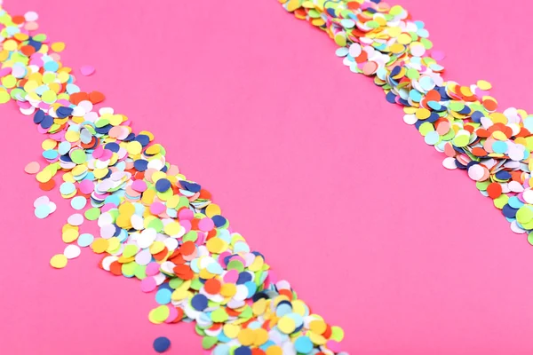 Confetti sobre fondo rosa —  Fotos de Stock