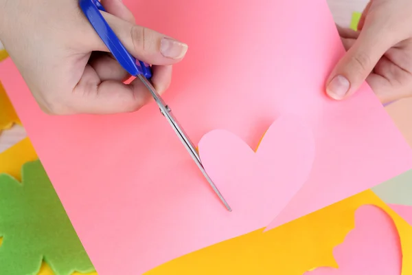 Donne mano taglio carta colorata con le forbici — Foto Stock