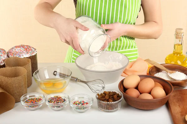 Mujer preparando pastel de Pascua en la cocina —  Fotos de Stock