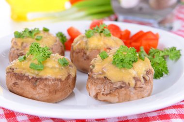 Tablo yakın çekim plaka üzerinde mantar dolması