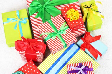 lüks şeritler renk Halı zemin üzerine birçok renkli hediyeler