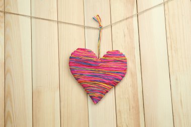 Ahşap arka planda dekoratif kalp