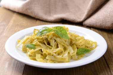 lezzetli pasta plaka üzerinde tablo yakın çekim pesto ile