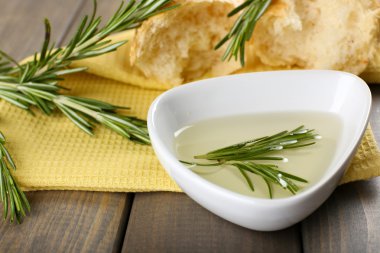 Zeytinyağlı taze ekmek ve ahşap masada biberiye.