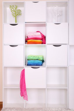 Beyaz renkli giysiler raflara yakın çekim