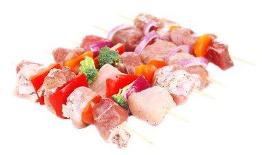 beyaz izole pişmemiş domuz kebap