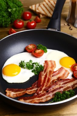 yumurta ve pastırma tava üzerinde tablo yakın çekim