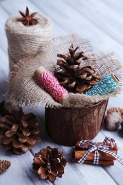 Doğal yumru, iplik, ahşap zemin üzerine tarçın çubukları ile kompozisyon