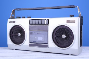 mavi zemin üzerine masada Retro kaset stereo kaydedici