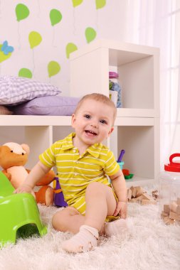 sevimli küçük çocuk odasında oyuncaklarla