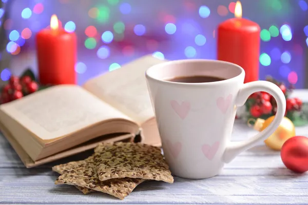Composição de livro com xícara de café e decorações de Natal na mesa em fundo brilhante — Fotografia de Stock