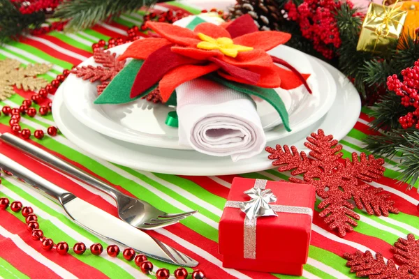 Christmas table setting with festive decorations close up — Stock Photo, Image