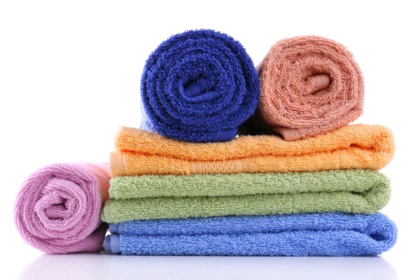 Kolorowe ręczniki na białym tle — Zdjęcie stockowe