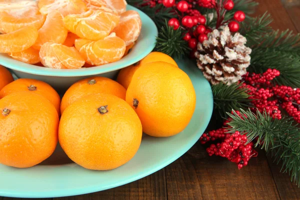 Tangerinas maduras em tigela com ramo de abeto fechar — Fotografia de Stock