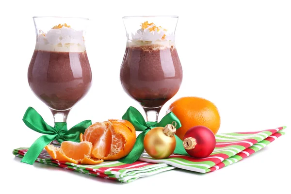 Lekker dessert met oranje, chocolade en crème saus, geïsoleerd op wit — Stockfoto