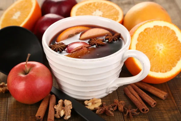 Fragrant mulled wine in bowl on wooden table close-up — Stock Photo, Image