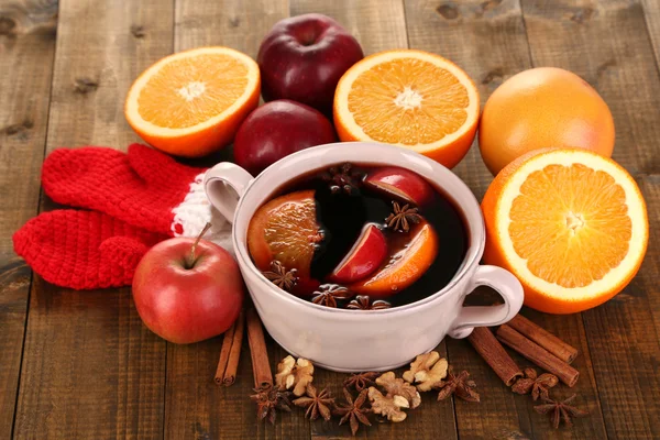 Geurige glühwein in pan op houten tafel close-up — Stockfoto