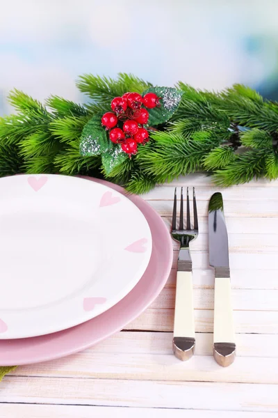 Σύνολο σκεύος για δείπνο των Χριστουγέννων, στο τραπέζι, επάνω ελαφρύς υπόβαθρο — Φωτογραφία Αρχείου