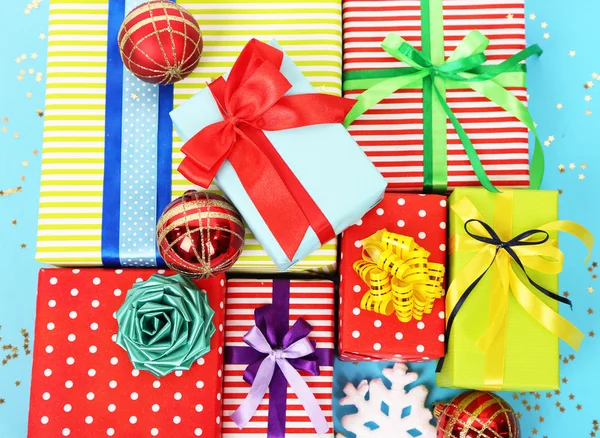 Many colorful presents with luxury ribbons  on color  background — Stock Photo, Image