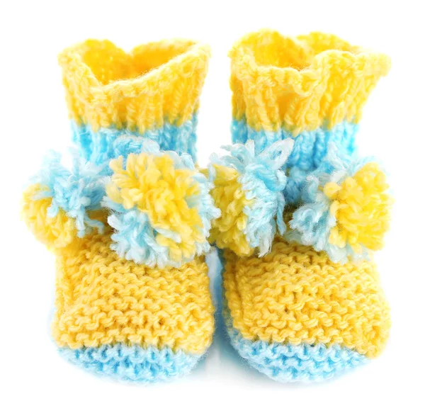 白で隔離される赤ちゃんのかぎ針編みのブーツ — ストック写真