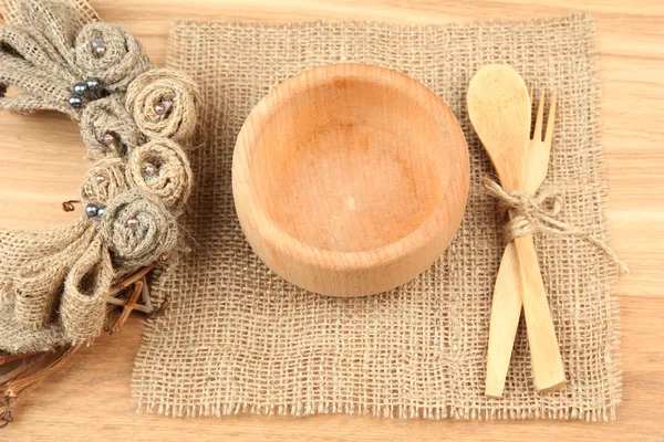 Rustik dukningen med plattan, gaffel och sked, på träbord — Stockfoto