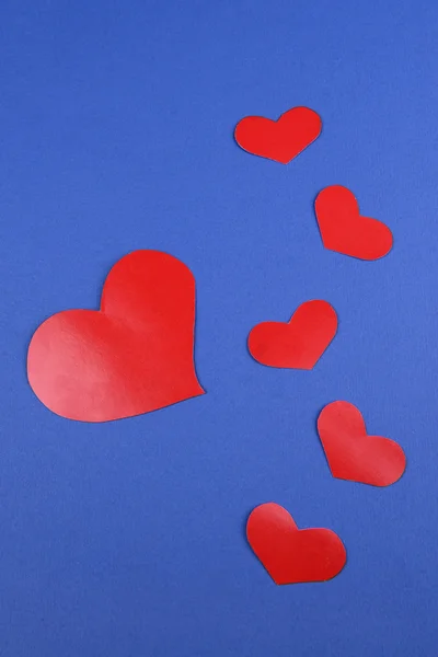 Corazones de papel sobre fondo azul — Foto de Stock