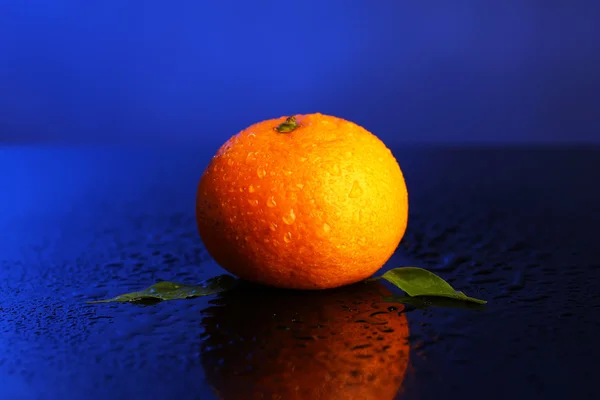 Reife süße Mandarine, auf dunklem Hintergrund — Stockfoto