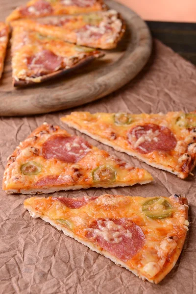 Smaczne pizze na stół szczegół — Zdjęcie stockowe