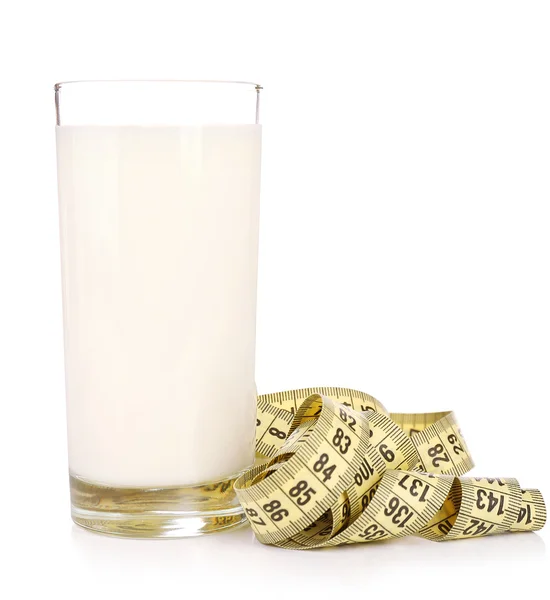 Pohár tejet elszigetelt fehér mérőszalaggal — Stock Fotó