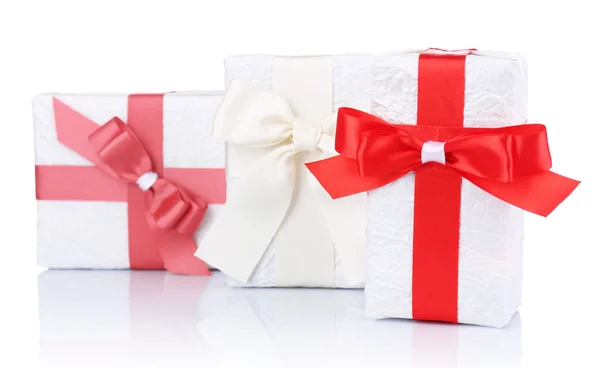 Bellissimi regali con nastri rossi, isolati su bianco — Foto Stock