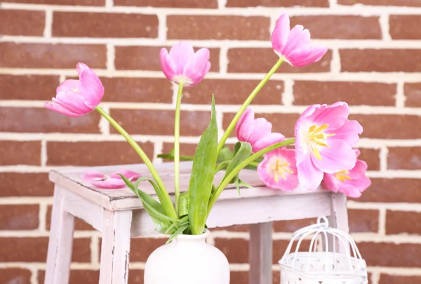 Hermosos tulipanes rosados sobre fondo de pared de ladrillo — Foto de Stock