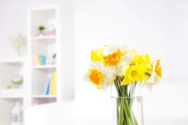 Hermosas flores de primavera en jarrón en el fondo interior del hogar — Foto de Stock