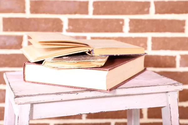 Buku tentang tangga kayu pada latar belakang dinding warna — Stok Foto