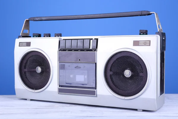 Retro cassette stereo recorder op tafel op blauwe achtergrond — Stockfoto