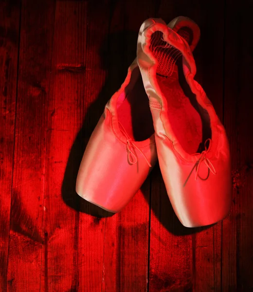Sapatos de ballet pointe no fundo de madeira — Fotografia de Stock