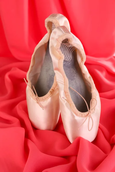 芭蕾舞团备脚尖鞋上红色织物背景 — 图库照片