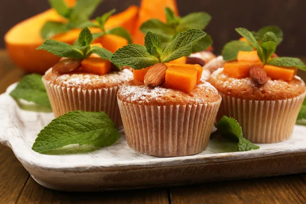 Leckere Kürbismuffins auf Holztisch — Stockfoto